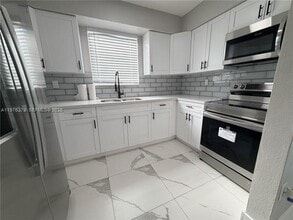 508 E 23rd St in Hialeah, FL - Foto de edificio - Building Photo