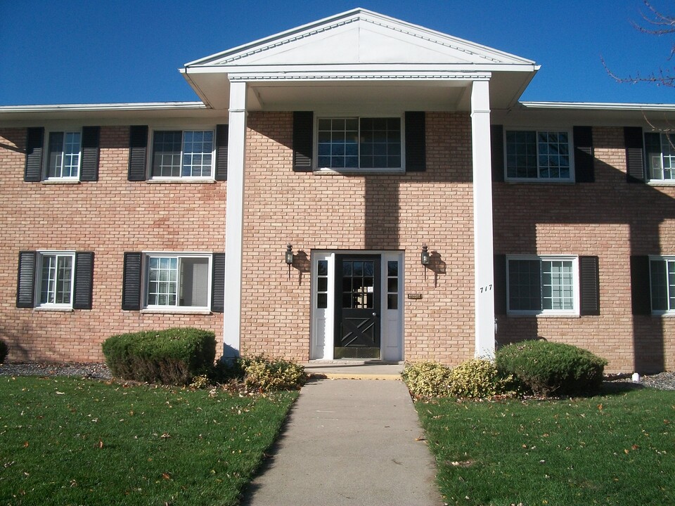 Webb Drive Apartments in Bay City, MI - Building Photo