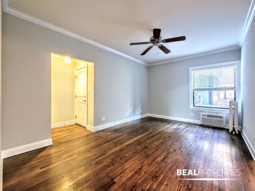 744 W Addison St in Chicago, IL - Building Photo