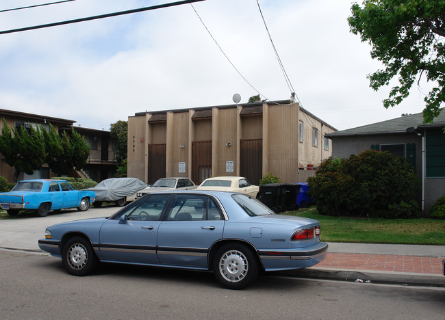 2735 Hornblend St in San Diego, CA - Building Photo - Building Photo