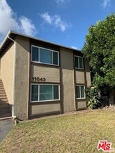 11643 Acacia Ave-Unit -Apt. D in Hawthorne, CA - Building Photo - Building Photo