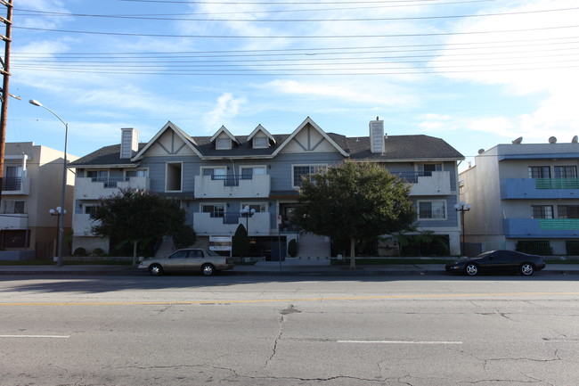 Lucky 24 Apartments in Canoga Park, CA - Foto de edificio - Building Photo