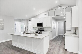 618 Eastpointe Ct in Sarasota, FL - Building Photo - Building Photo