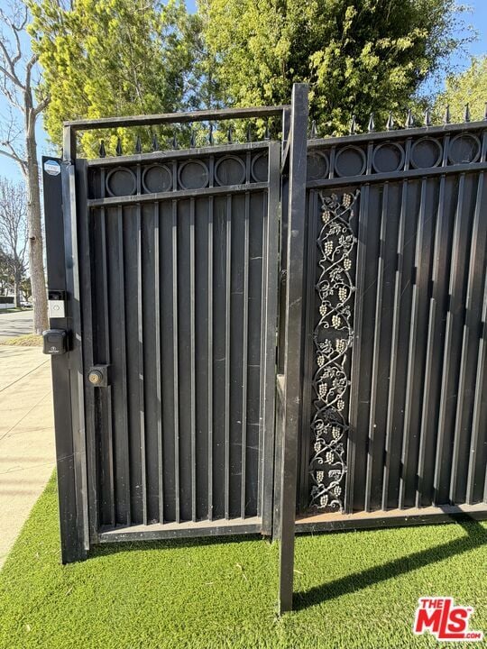 602-6025 N Maple Dr in Beverly Hills, CA - Building Photo - Building Photo