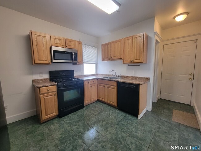 67 Woodside St in Stamford, CT - Building Photo - Building Photo