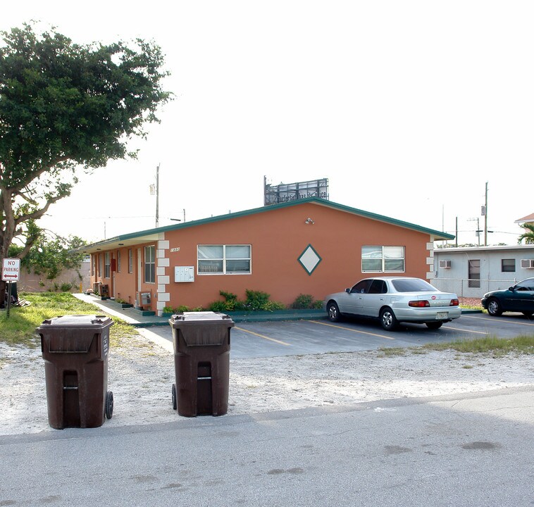 1872-1880 SW 41st Ave in Fort Lauderdale, FL - Building Photo