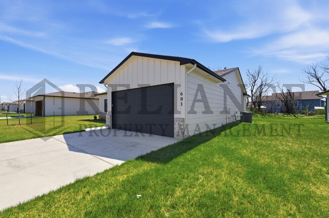 501 Elmwood St in Park City, KS - Foto de edificio - Building Photo