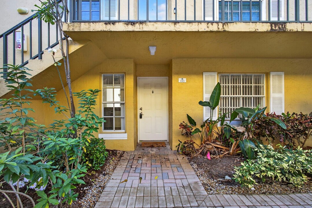 1120 Lake Shore Dr in Lake Park, FL - Building Photo