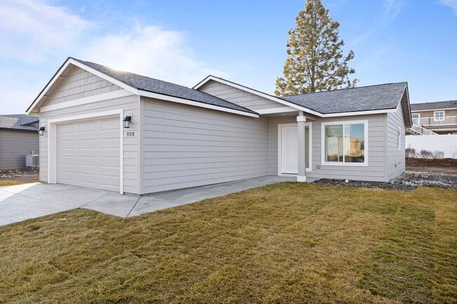 928 W Pine Dr in Moses Lake, WA - Foto de edificio - Building Photo