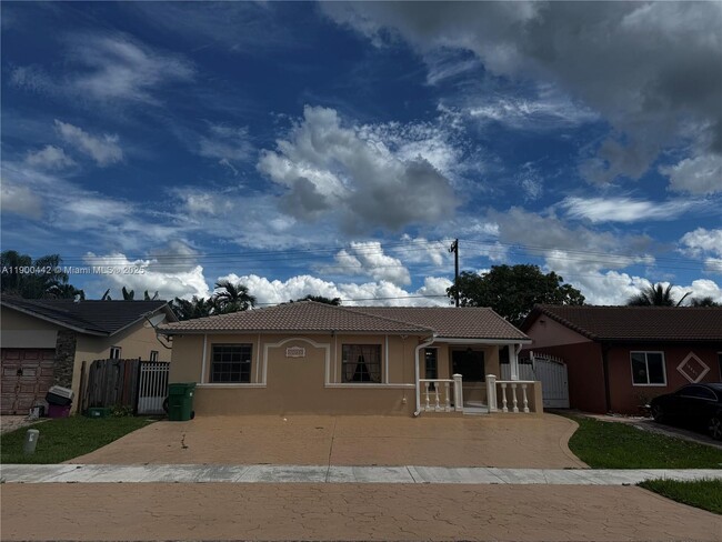 10075 NW 129th Terrace in Hialeah Gardens, FL - Building Photo - Building Photo