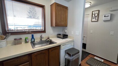 10249 Jamestown Dr in Anchorage, AK - Building Photo - Building Photo
