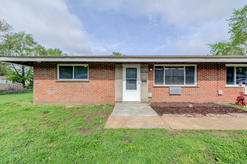 11224 Liana Ln in St. Ann, MO - Building Photo