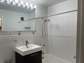 6030 N Sheridan Rd, Unit 2108 in Chicago, IL - Building Photo - Building Photo