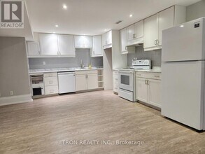 32 Arundel Dr in Vaughan, ON - Building Photo - Building Photo