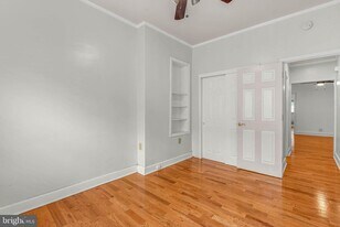 2440 Carpenter St in Philadelphia, PA - Building Photo