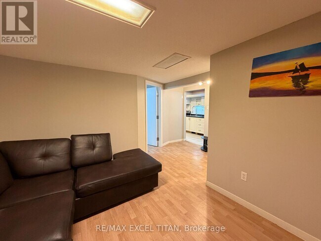 251 Shawnee Cir in Toronto, ON - Building Photo - Building Photo
