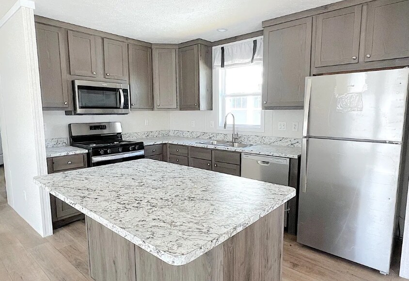 17042 Coventry Ln in Holly, MI - Building Photo