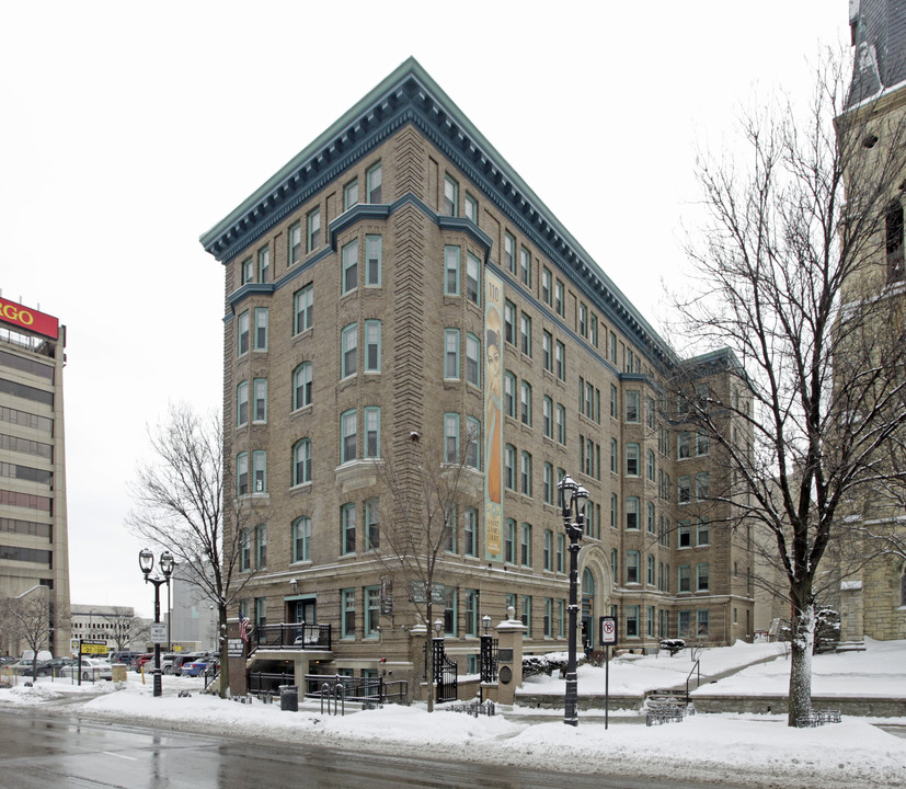 825 W Wisconsin Ave in Milwaukee, WI - Building Photo