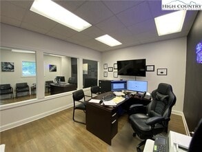 875 Mt Jefferson Rd in West Jefferson, NC - Building Photo - Building Photo