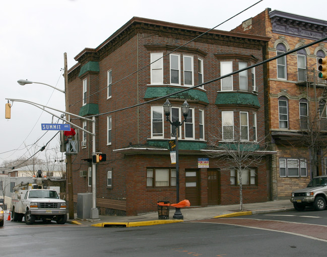 1601 Summit Ave in Union City, NJ - Building Photo - Building Photo