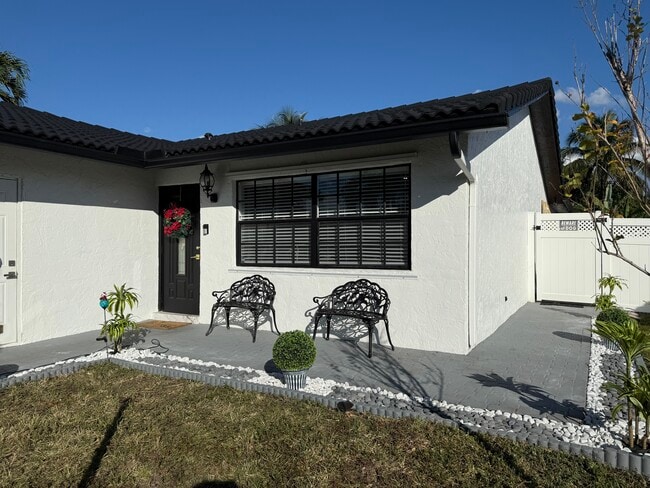 2449 NW 123rd Ave in Coral Springs, FL - Foto de edificio - Building Photo
