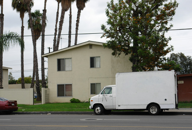 2710 Mcfadden Ave in Santa Ana, CA - Building Photo - Building Photo