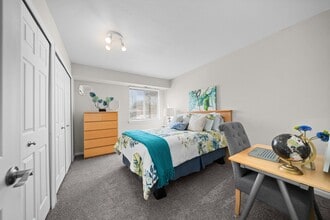 Three Oaks Apartments in Troy, MI - Building Photo - Building Photo