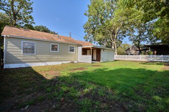 112 E Chatham St in Bellville, TX - Foto de edificio - Building Photo