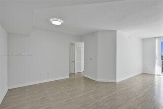 7900 Harbor Island Dr in Miami Beach, FL - Foto de edificio - Building Photo