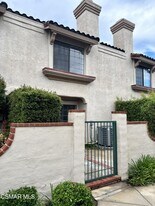 460 Country Club Dr in Simi Valley, CA - Building Photo