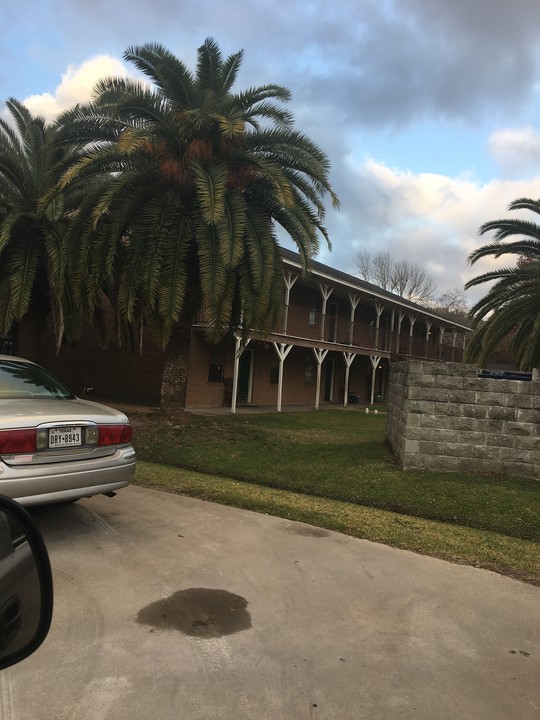 301 Sands St in Angleton, TX - Building Photo