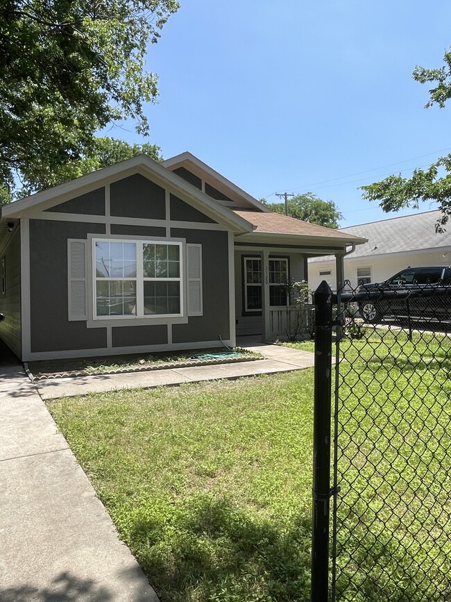 1120 Holt Ave in Waco, TX - Foto de edificio - Building Photo