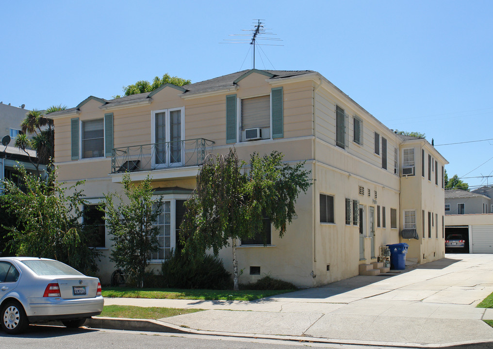 117 S Flores St in Los Angeles, CA - Building Photo