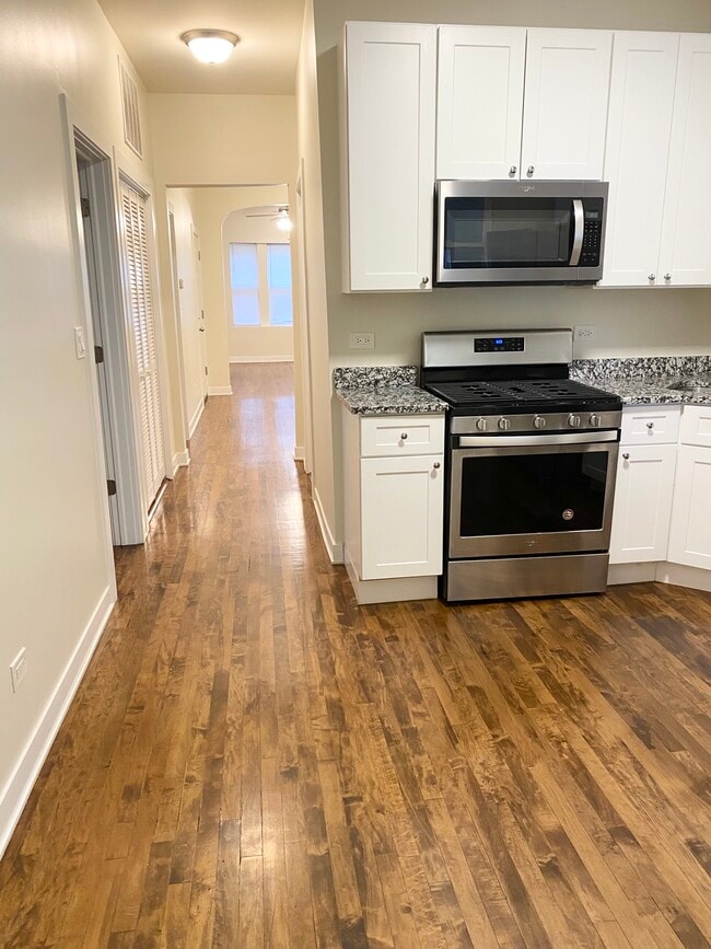 5117 W Cullom Ave, Unit 2 in Chicago, IL - Foto de edificio - Building Photo