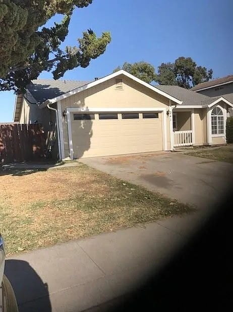241 Thomsen Rd in Lathrop, CA - Building Photo