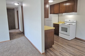 Southland Court in Brookings, SD - Foto de edificio - Building Photo