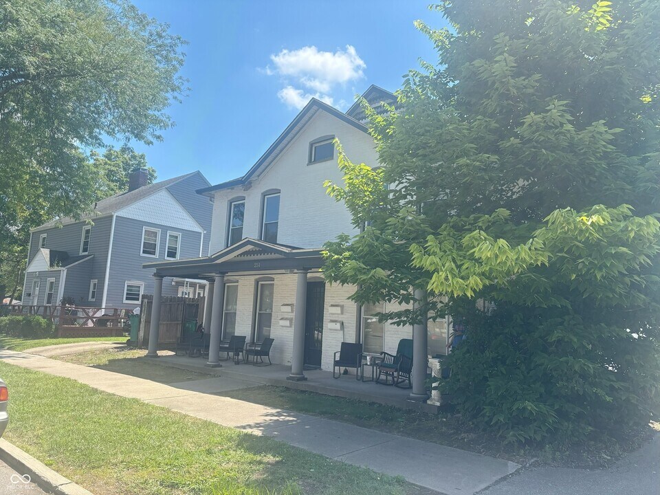 251 E Madison St in Franklin, IN - Building Photo