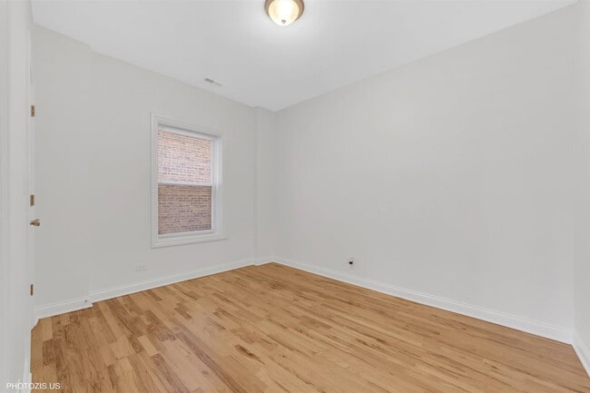 6711 S Paxton Ave in Chicago, IL - Building Photo - Building Photo