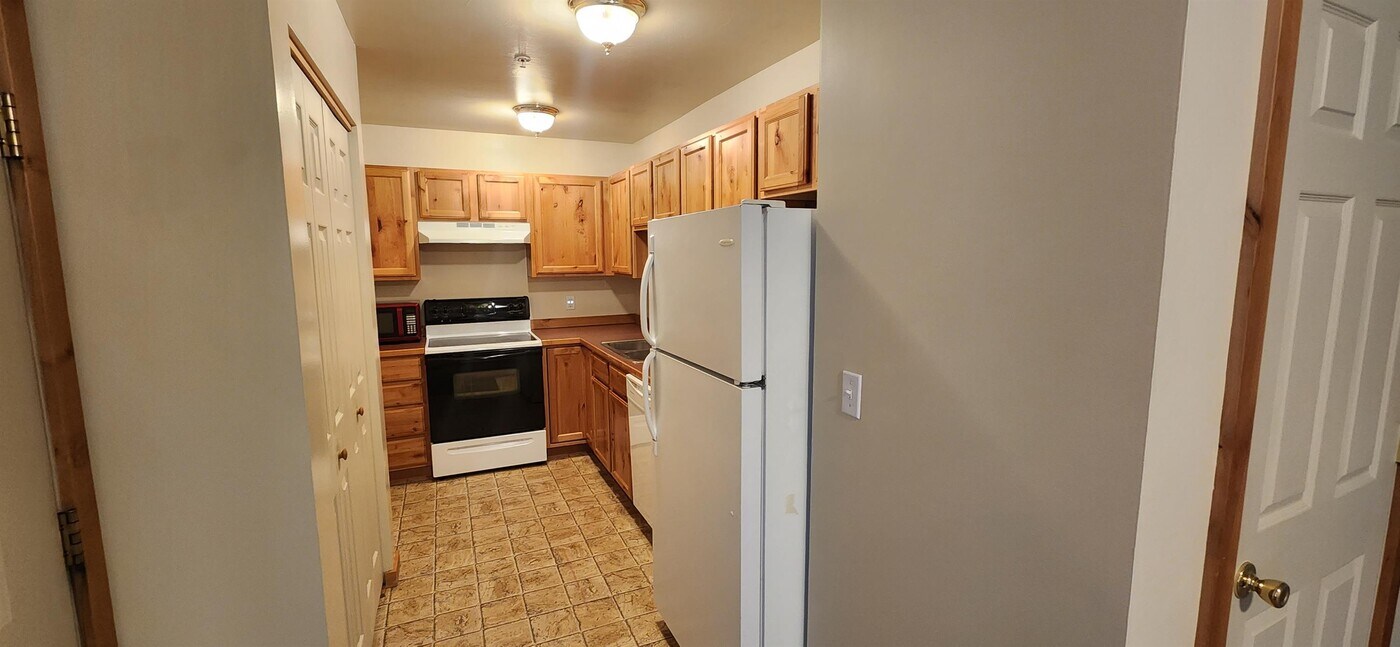 81 10th St in Belgrade, MT - Building Photo