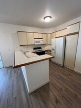 2402 Pleasant Way in Thousand Oaks, CA - Building Photo - Building Photo
