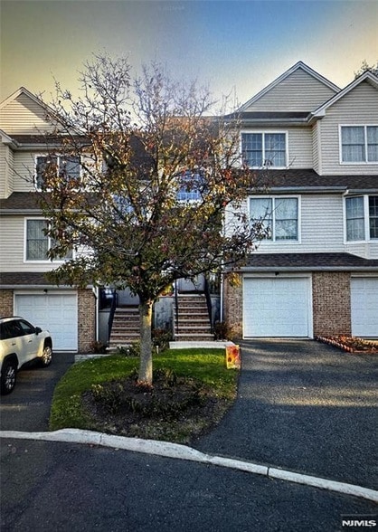 302 Grand Ridge Dr, Unit 302 in Ridgefield, NJ - Foto de edificio