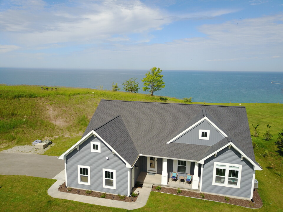 4245 S Lakeshore Dr in Ludington, MI - Foto de edificio