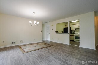 809 Woodhaven Dr in Edison, NJ - Building Photo - Building Photo