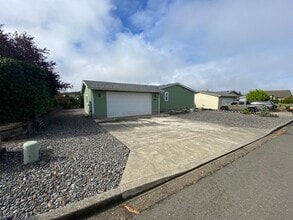 949 Blanco Ave in Coos Bay, OR - Foto de edificio - Building Photo