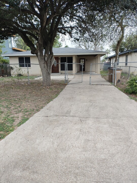 1320 E McIntyre St in Edinburg, TX - Building Photo