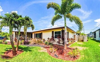 945 Chevy Chase St NW in Port Charlotte, FL - Building Photo - Building Photo