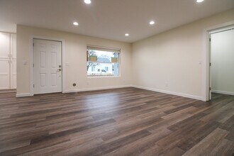 2295 Maple Ave NE in Salem, OR - Building Photo - Building Photo