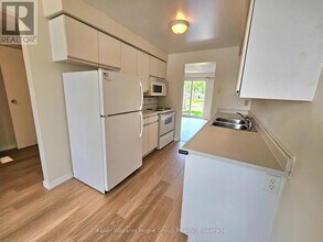 40 Imperial Rd N in Guelph, ON - Building Photo - Building Photo