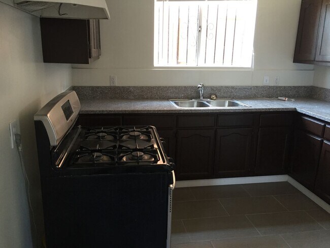 7404 S Western Ave in Los Angeles, CA - Building Photo - Building Photo