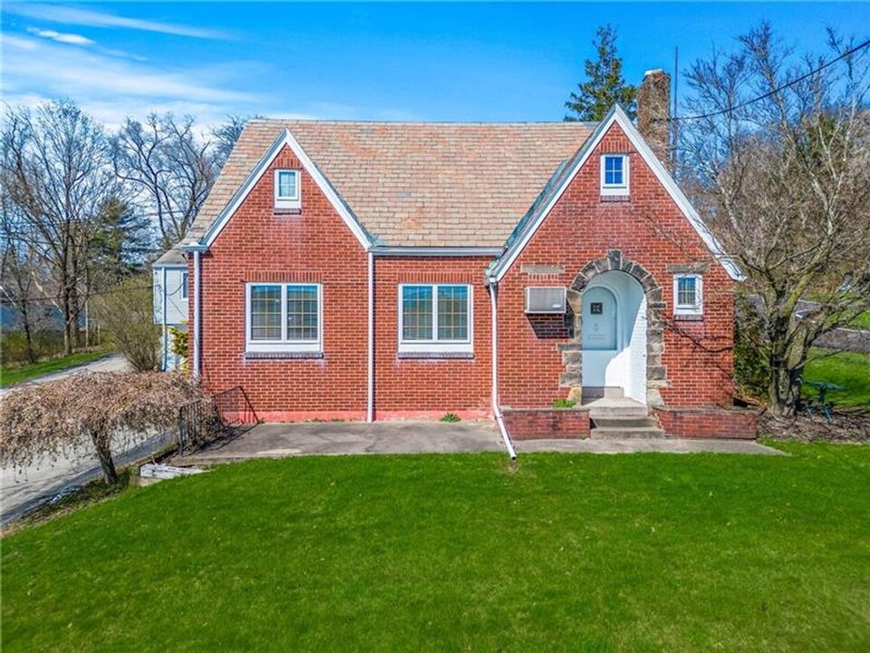 4499 Mt Royal Blvd in Allison Park, PA - Foto de edificio